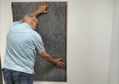 Über uns 9 Heizfolie wird an Wand geklebt scaled 1