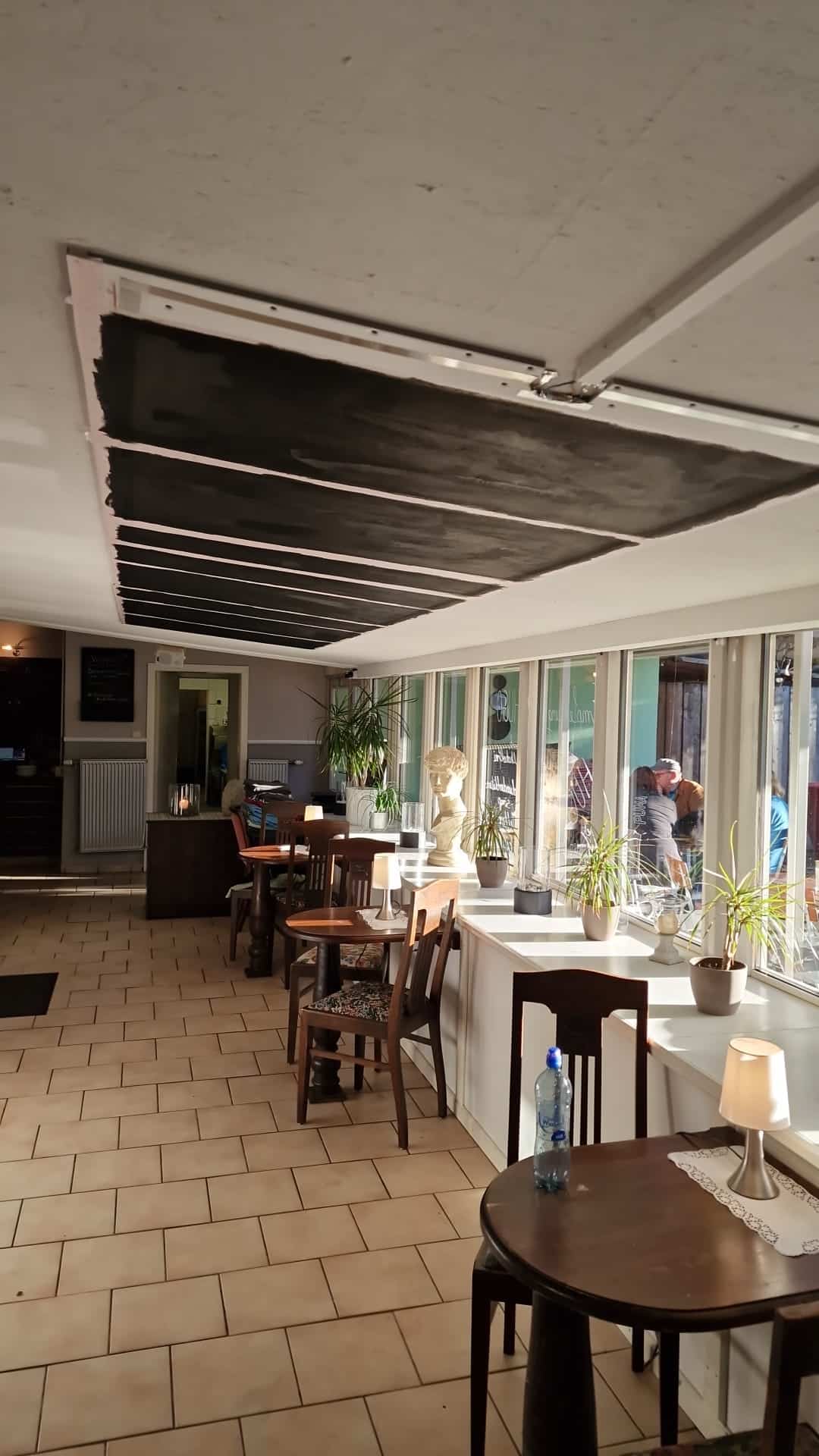 carbon-infrarotheizung-im-restaurant Chauffage infrarouge au carbone au plafond d'un restaurant